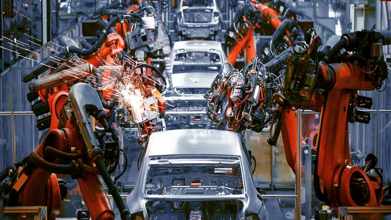 El brazo de soldadura en la línea de producción de automóviles se está soldando