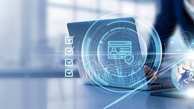 Ejecutivo frente a un computador portátil con ilustraciones híbridas de gráficos y asuntos de ciberseguridad