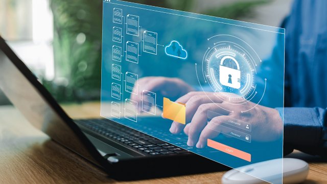 Person, die einen Laptop verwendet (Grafik für Cybersicherheit und Datenschutz)